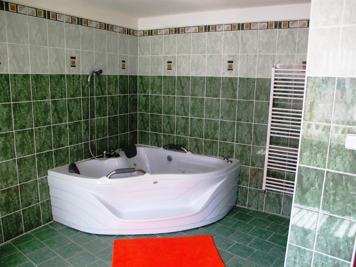 Hostka  Hotel U Lisky מראה חיצוני תמונה