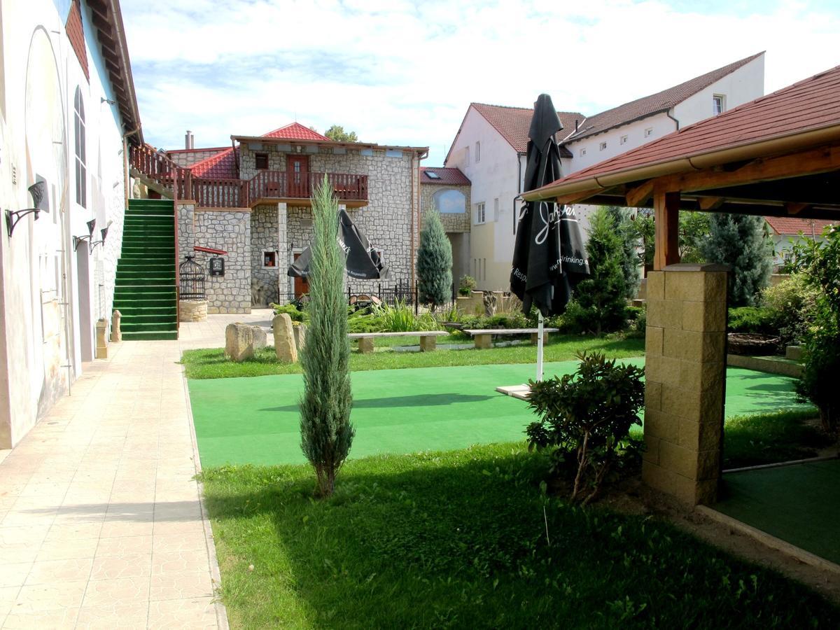 Hostka  Hotel U Lisky מראה חיצוני תמונה